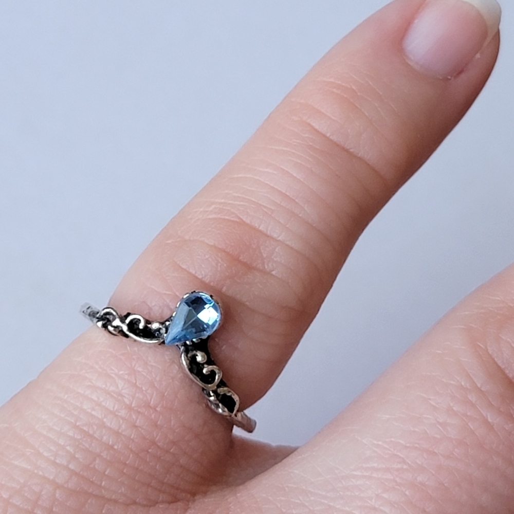 Blue Teardrop V Crown Ring Dainty Fashion Ring Size 6¼ Silver Tone